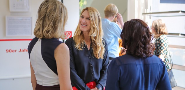 Stefanie Graf im Gespräch mit der Leitung der Flüchtlingsambulanz