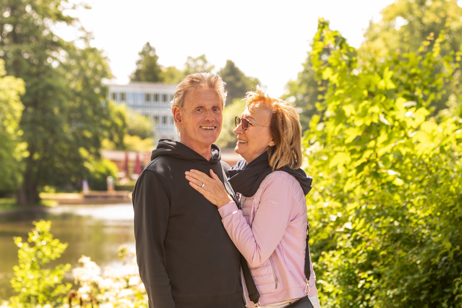 Karin und Uwe Perteck stehten zwischen grünen Bäumen und stehen einander an.