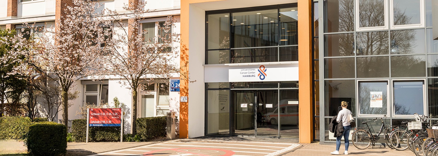 Großes Gebäude Ost 24 mit Glasfront auf dem UKE Gelände, in dem das Zentrum für Onkologie verortet ist. 