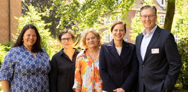 v.l.n.r.: Avin Hell (UCC Hamburg), Prof. Dr. Anne Letsch (UCCSH), Franziska Holz (HKG e.V.), Prof. Dr. Katja Weisel (UCC Hamburg), Prof. Dr. Carsten Bokemeyer (UCC Hamburg)