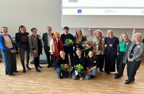 Gemeinsames Abschlussfoto mit den Referent:innen und dem Organisationsteam 