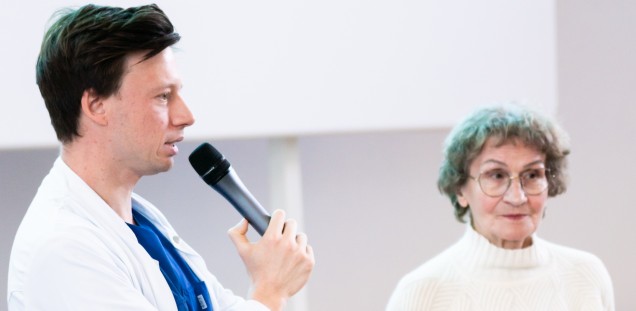 Eine Patientin von Dr. Christoph Schaefers stellt sich den Fragen der Schüler:innen