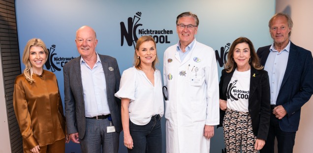nichtrauchen ist cool, Gruppenfoto (v.l.n.r.): Bibiana Barth, Prof. Rainer Thomasius, Andrea Lüdke, Prof. Carsten Bokemeyer, Alexandra von Rehlin-gen, Gerhard Delling