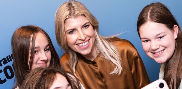 Selfie mit Bibiana Barth und Schülerinnen