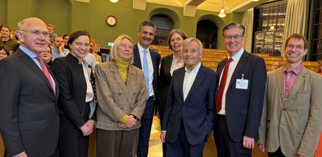 V.l.n.r.: Dr. Volkmar Herms (Stiftung), Prof. Dr. Katja Weisel (Stv. Direktorin UCC Hamburg), Prof. Sabine Schulze (Stiftung), Prof. Dr. Karim Fizazi (Preisträger), Prof. Dr. Blanche Schwappach-Pignataro (Dekanin UKE), Prof. Dr. Hartwig Huland (Stif-tung), Prof. Dr. Carsten Bokemeyer (Direktor UCC Hamburg) und Prof. Dr. Kai Rothkamm (Stlv. Direktor UCC Hamburg)
