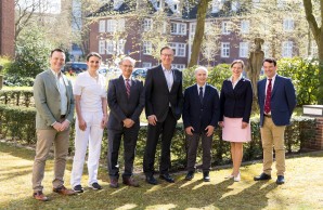 Gruppenbild im Garten des Erika-Hauses