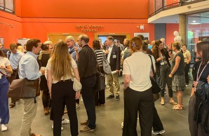 Gemeinsamer Austausch zwischen den Sessions im Foyer des Hörsaals