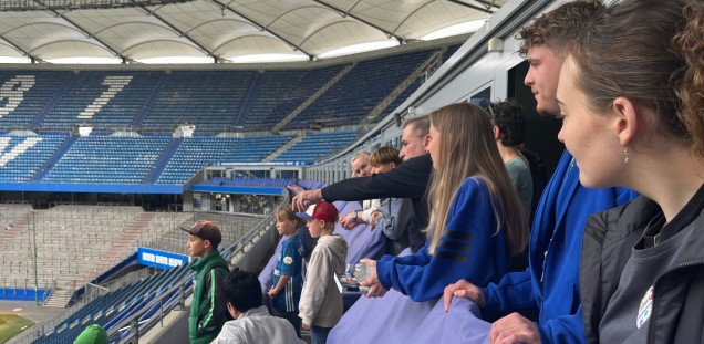 Stefan Kuntz erklärt die verschiedenen Sitzbereiche im Stadion. Der HSV hat über 2500 Fanclubs weltweit. 