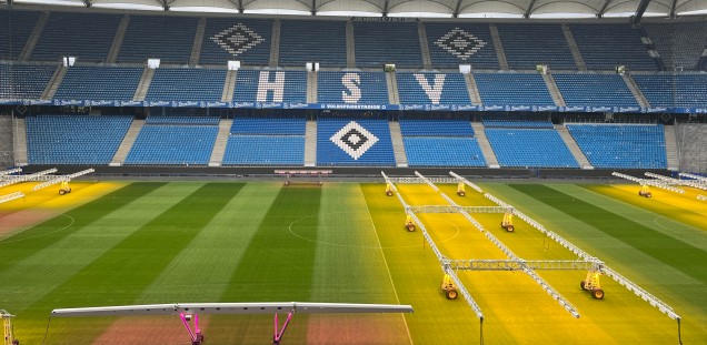Blick über den heiligen Rasen des Volksparkstadions mit Pflanzlichtern für die Rasenpflege. 