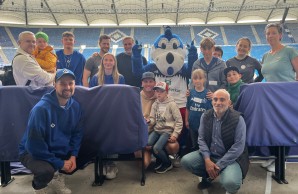 Gruppenbild mit Dino Herrmann und Stefan Kuntz im Volksparkstadion.