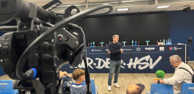 Hier steht sonst die Presse mit Kameras und Journalist:innen und stellt Fragen zur Spielstrategie des Hamburger Erstligisten.