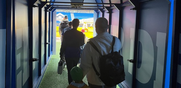 Einlauf ins Stadion mit den Eltern durch den Spielertunnel zur Einlaufhymne „Drei Farben“.