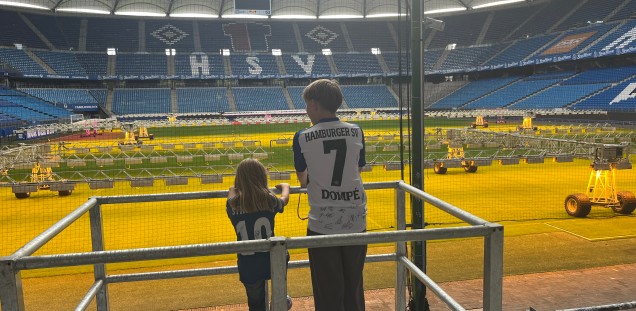Wie groß sind die Anzeigetafeln, hoch oben im Stadion? So groß wie eine Wohnung – 62qm.