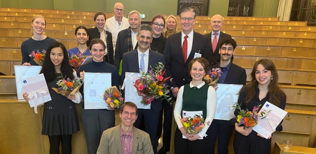 Gruppenbild aller Preiträger mit Vertreter:innen der Hubterus Wald Stiftung und dem UCC Hamburg Direktorium