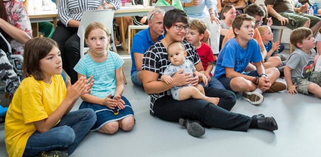 Revolverheld überrascht kleine Patienten auf Kinderherzstation