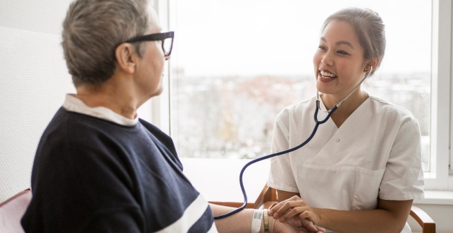 Pflegerin mit Patientin