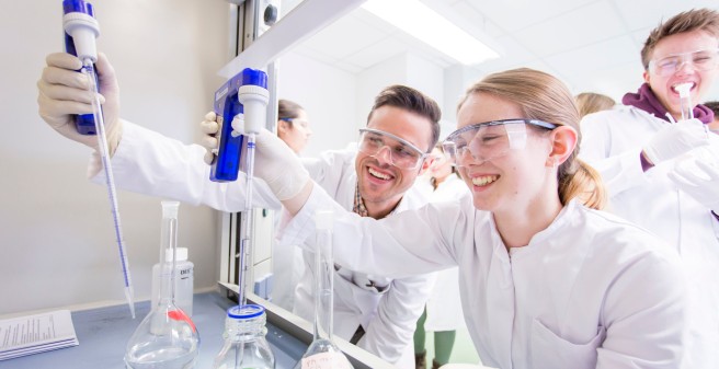 Auszubildende der Nautrwissenschaften bei Experimenten