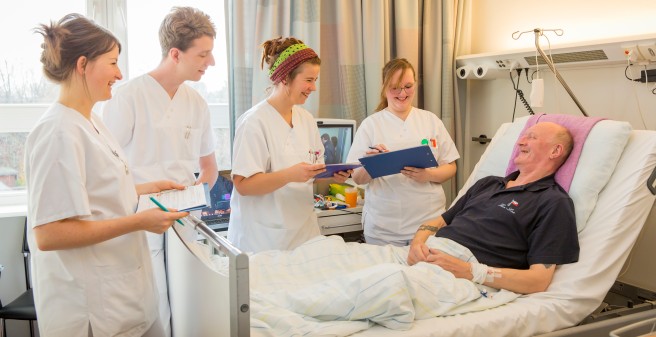 Auszubildende mit Ärztin bei Visite