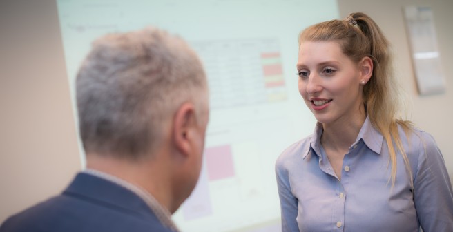 Studentin bekommt Inhalte erklärt