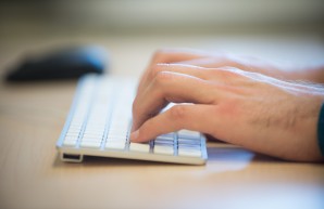 Tastatur mit Händen