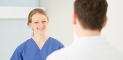 Intensiv-Pflegerin im Gespräch mit einem Arzt