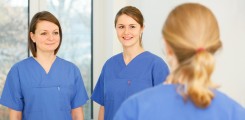 Gesundheits- und Kinderkrankenpflegerinnen tauschen sich aus.