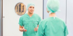 Operations-Technische Assistenten/-in im Kinder-UKE tauschen sich aus.
