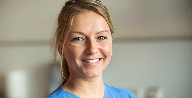 Lachende Frau im Krankenzimmer