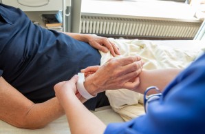 Ihr persönliches Patient:innenarmband enthält alle wichtigen Informationen zu Ihrer Person wie Name, Geburtsdatum und die individuelle Patient:innennummer.