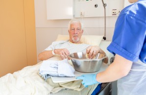 Ihre Pflegekraft hilft bei Bedarf gern bei der Morgen- und Abendroutine
