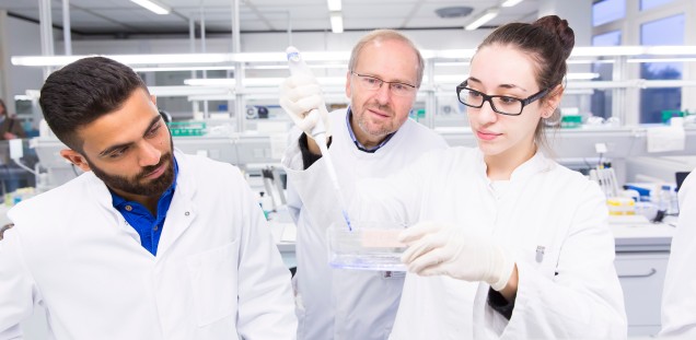 Studierende im Labor