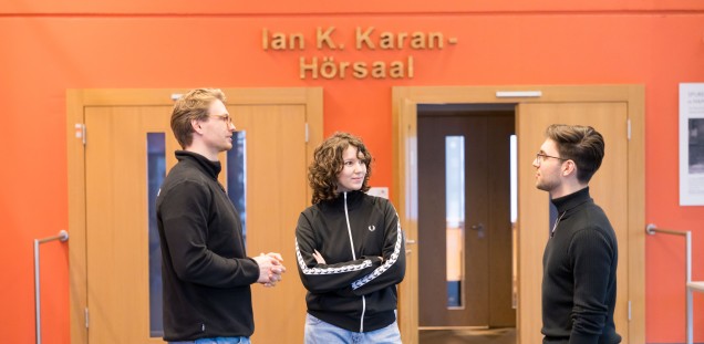 Studierende vor dem Hörsaal