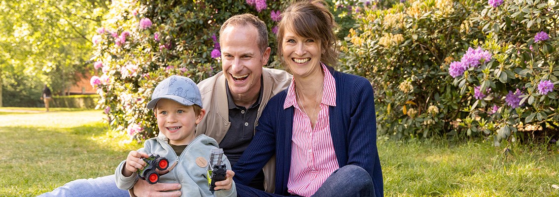 Junge Familie beim Picknick im Grünen