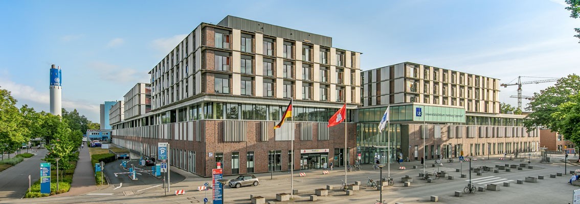 Herzlich Willkommen im UKE! Das Hauptgebäude zu verschiedenen Tageszeiten in der Ansicht.