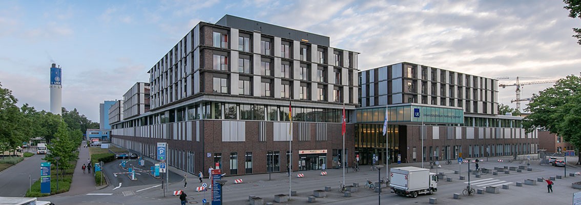 Herzlich Willkommen im UKE! Das Hauptgebäude zu verschiedenen Tageszeiten in der Ansicht.