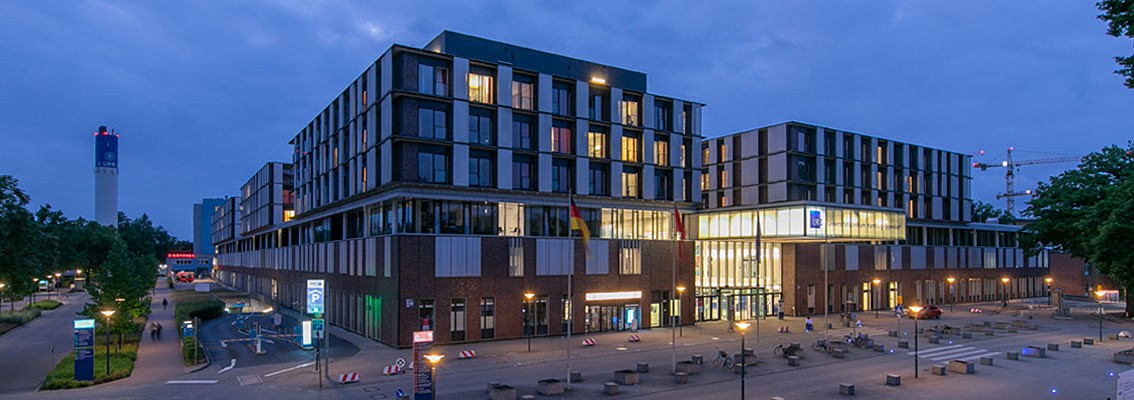 Herzlich Willkommen im UKE! Das Hauptgebäude zu verschiedenen Tageszeiten in der Ansicht.